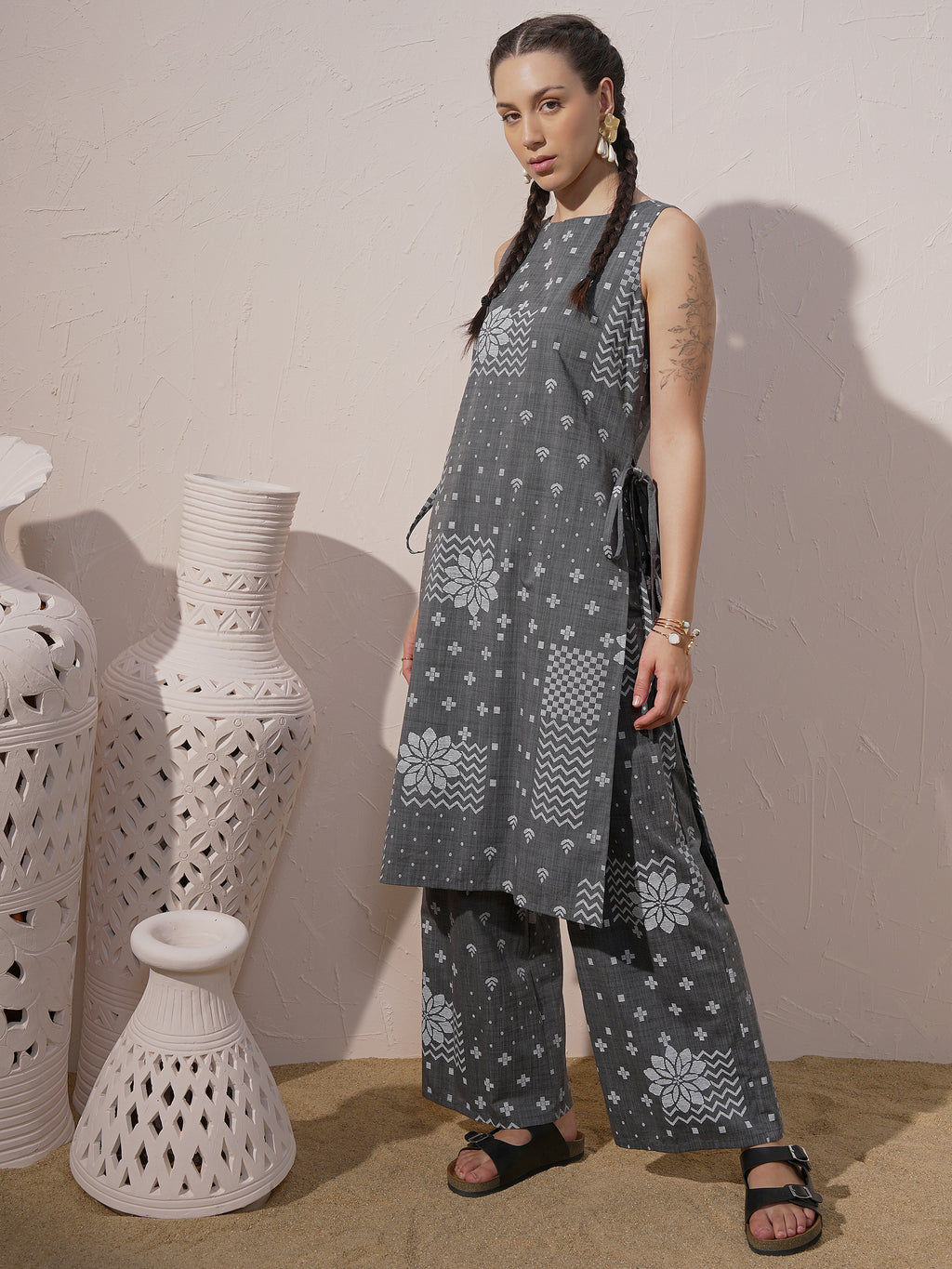 Vara By Vishudh Women Black Printed Kurta With Palazzo - Black - Image 2