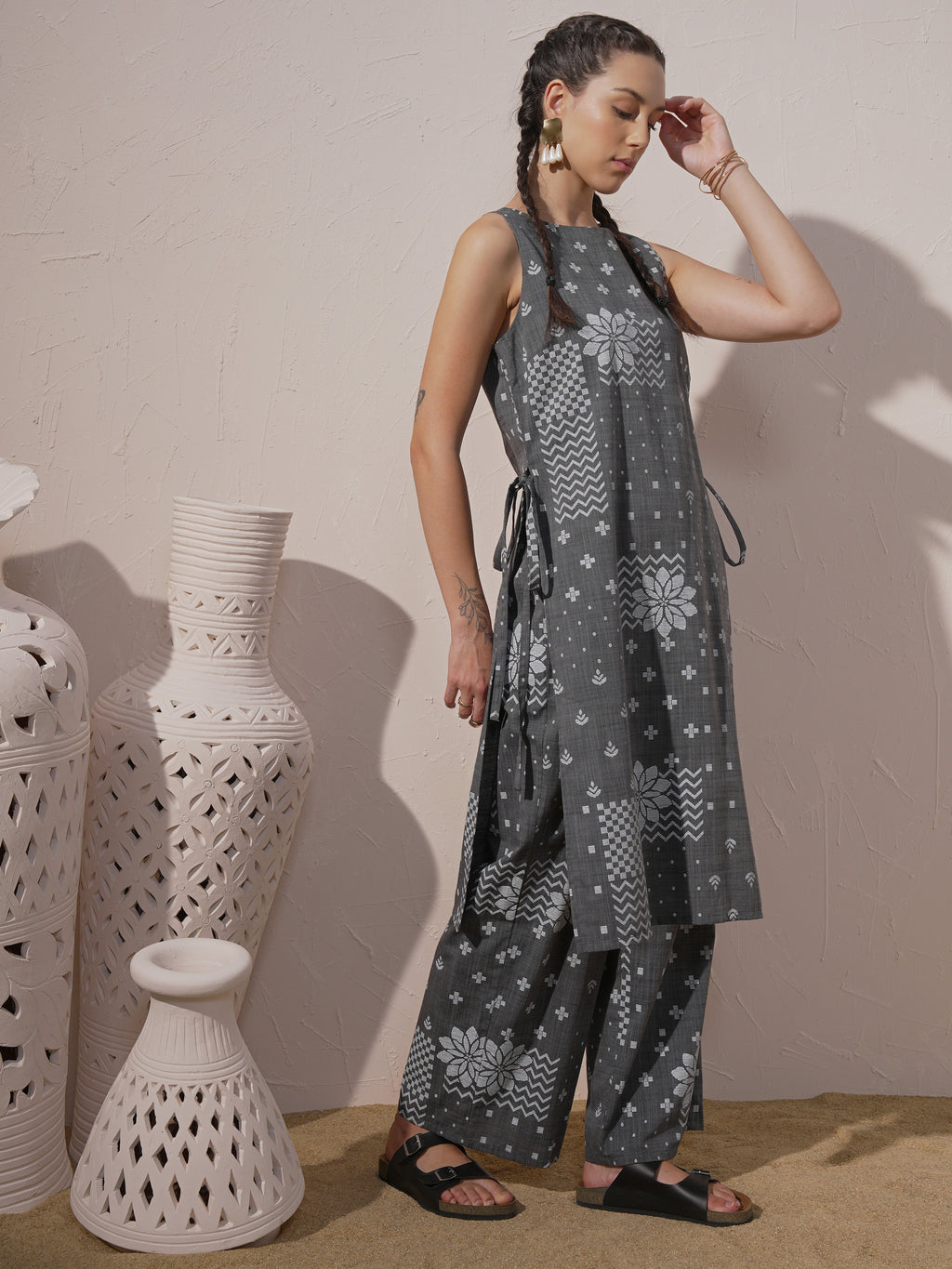 Vara By Vishudh Women Black Printed Kurta With Palazzo - Black - Image 4