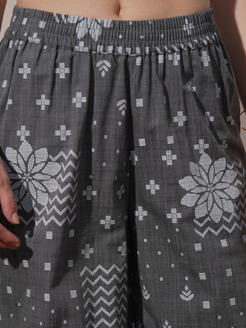 Vara By Vishudh Women Black Printed Kurta With Palazzo - Black - Image 7