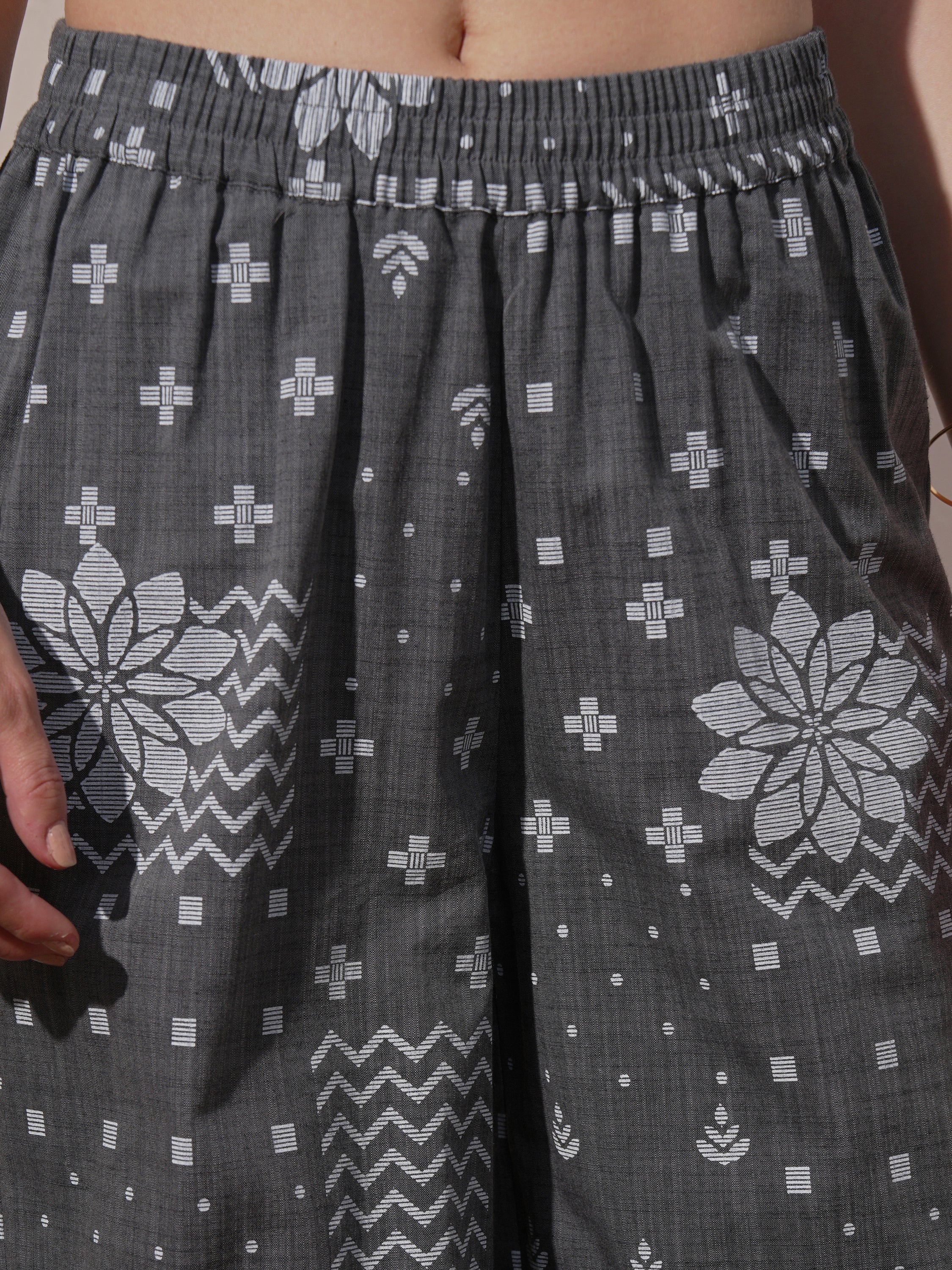 Vara By Vishudh Women Black Printed Kurta With Palazzo - Black - Image 7