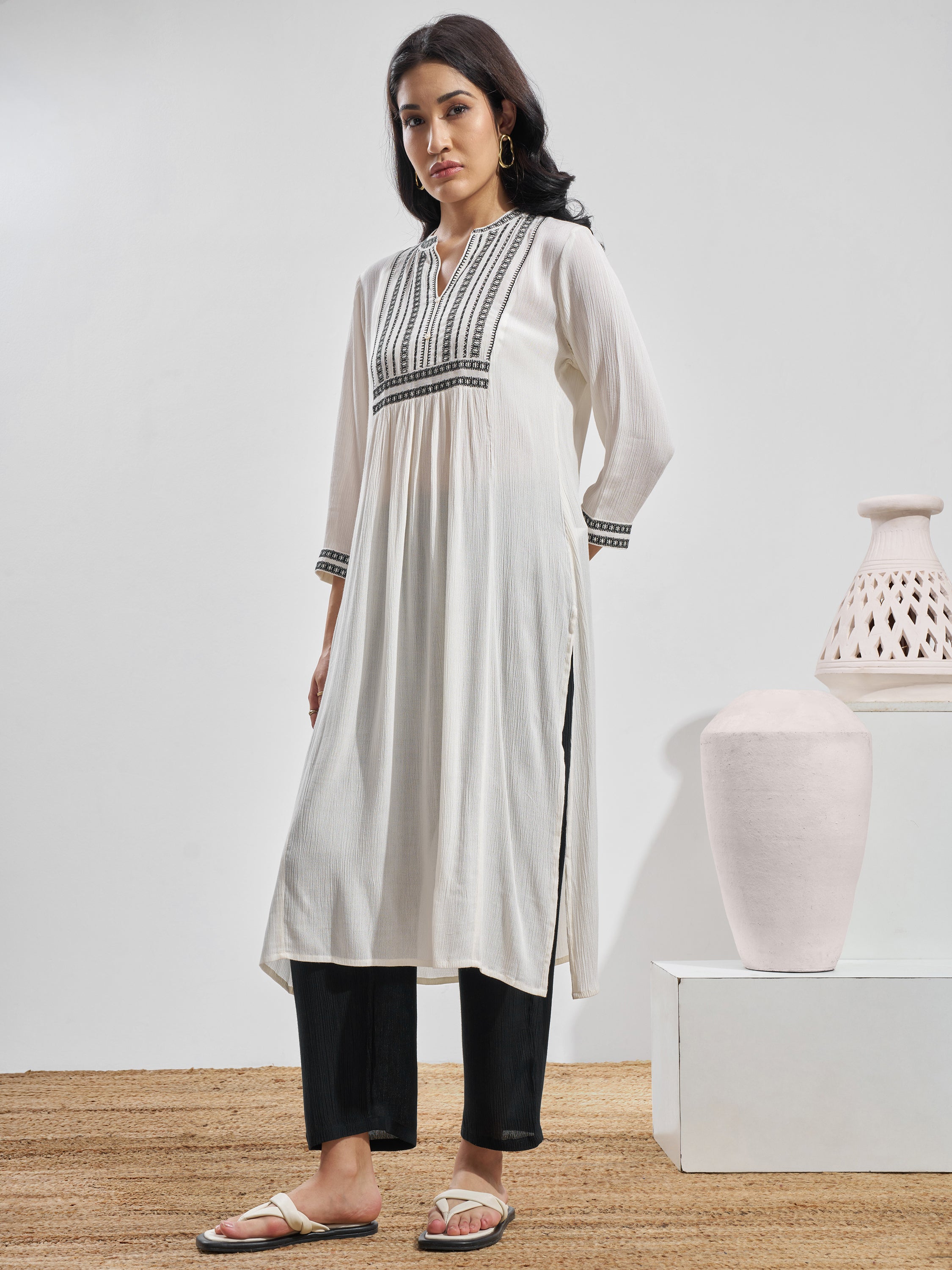 Vara By Vishudh Women White Embroidered Straight Kurta - White - Image 2