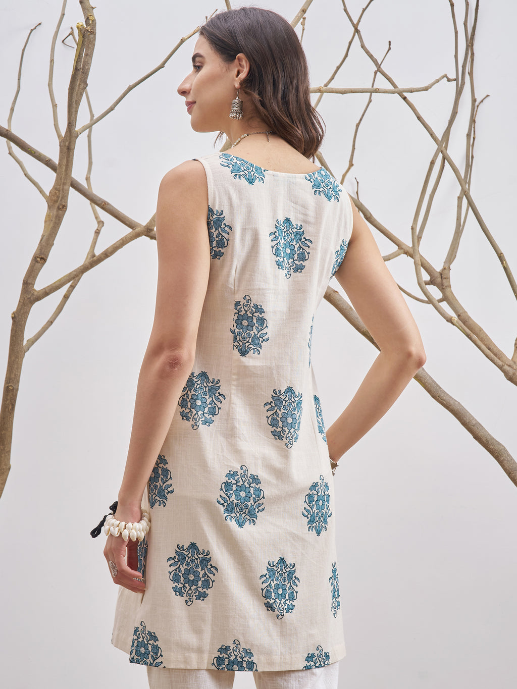 Vara By Vishudh Women Off White Printed Straight Kurta - Off White - Image 3