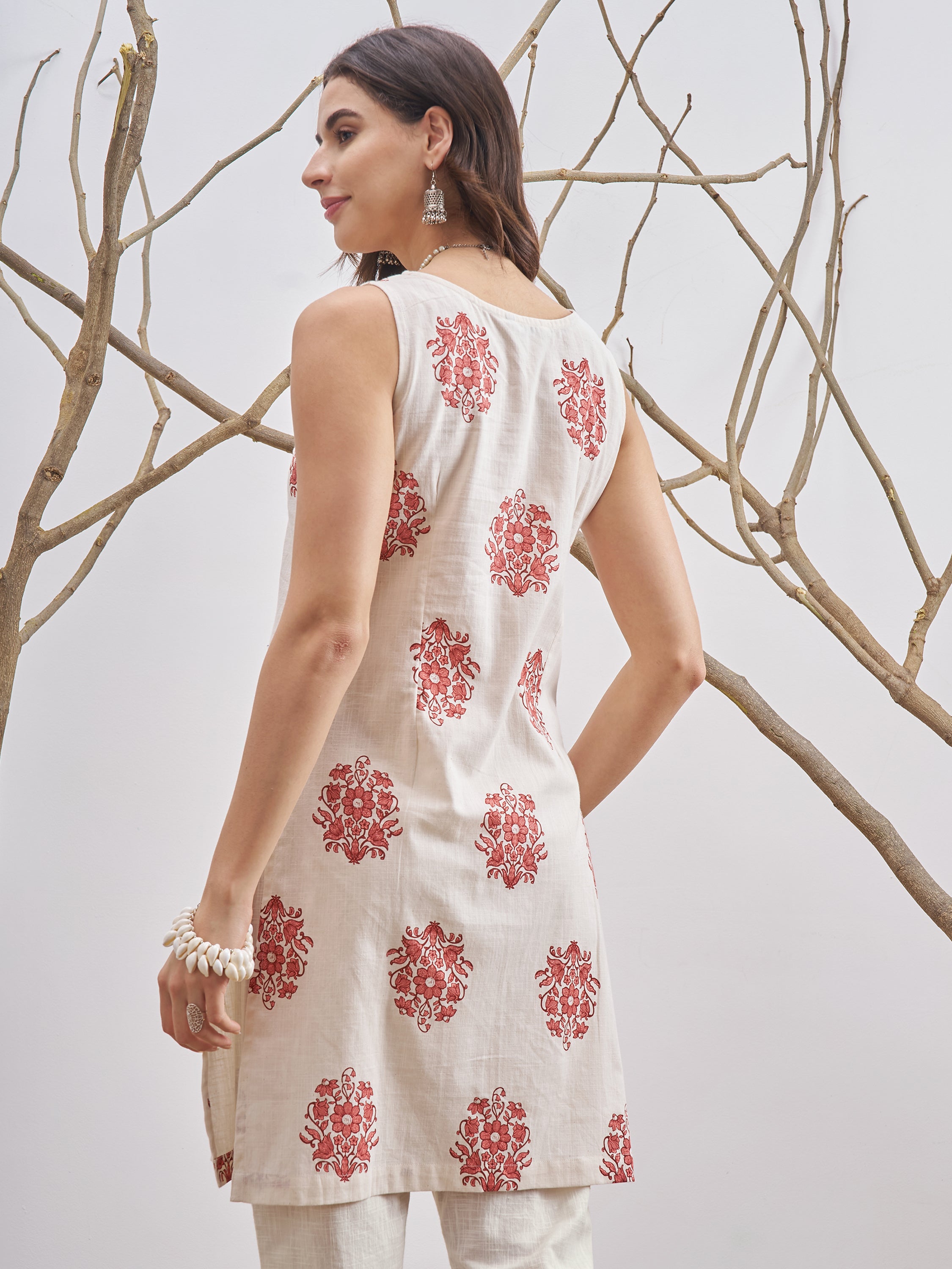 Vara By Vishudh Women Off White Printed Straight Kurta - Off White - Image 3