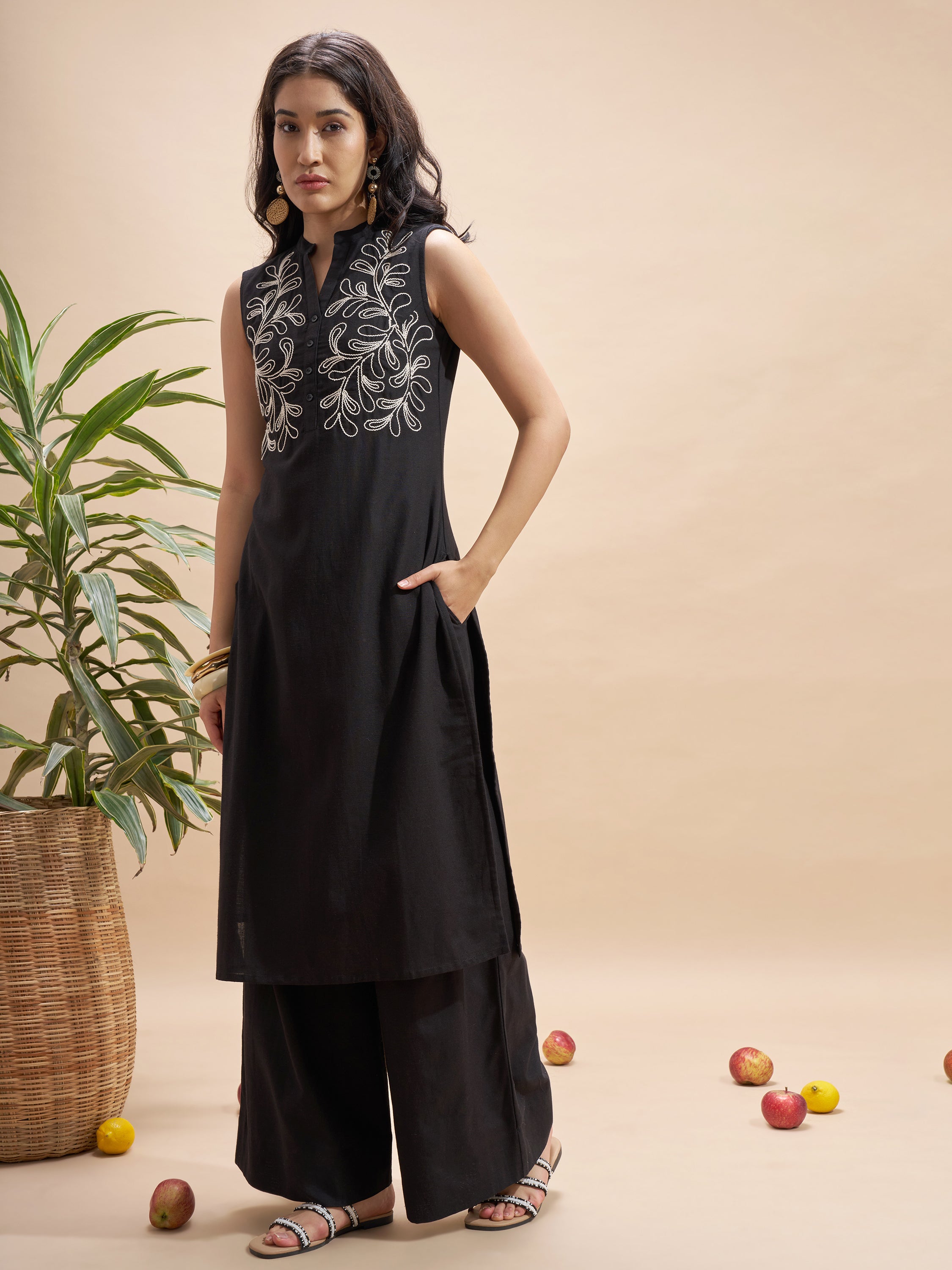 Vara By Vishudh Women Black Embroidered Straight Kurta - Black - Image 2